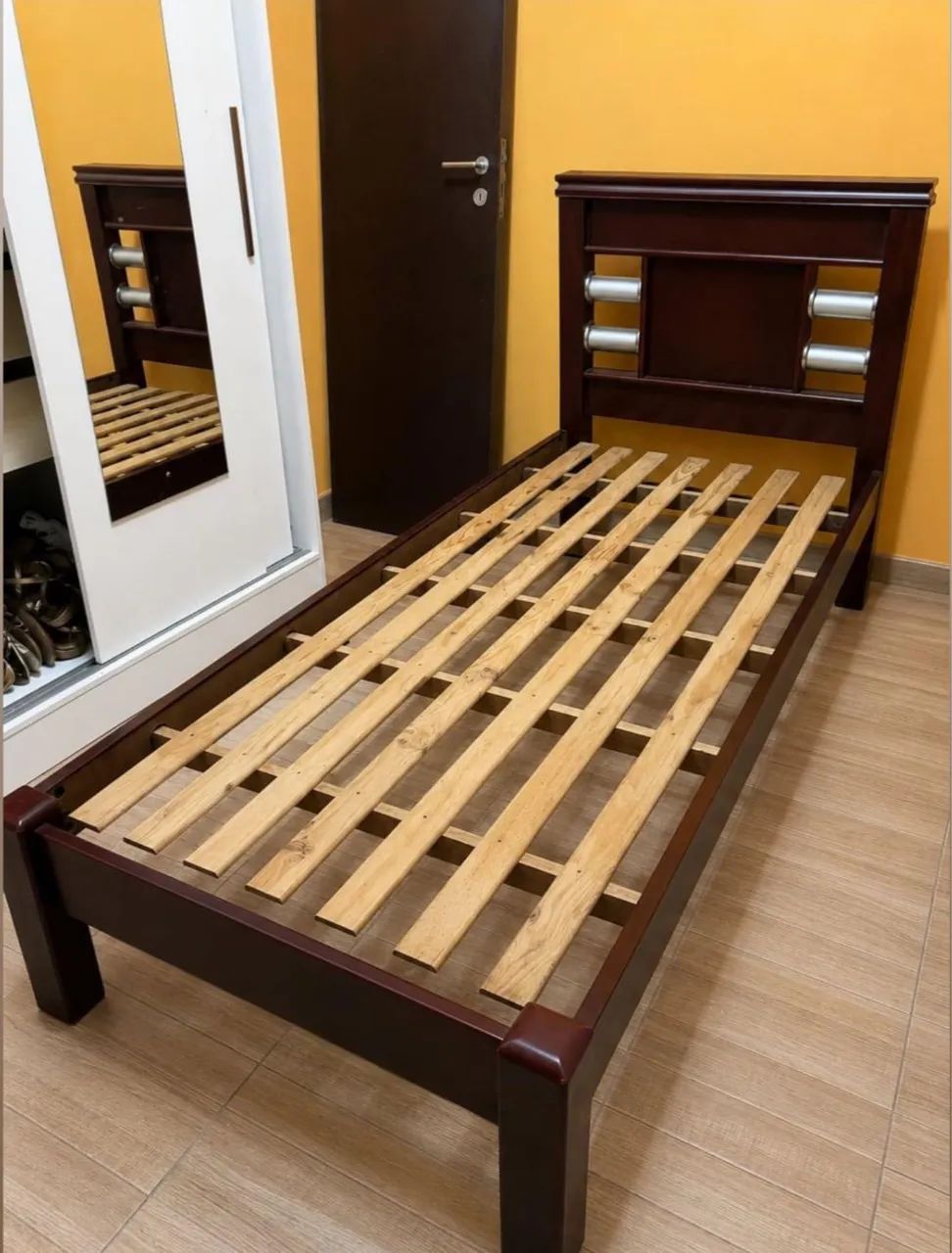 Cama de solteiro de madeira, com cabeceira, excelente estado.  - Foto 2