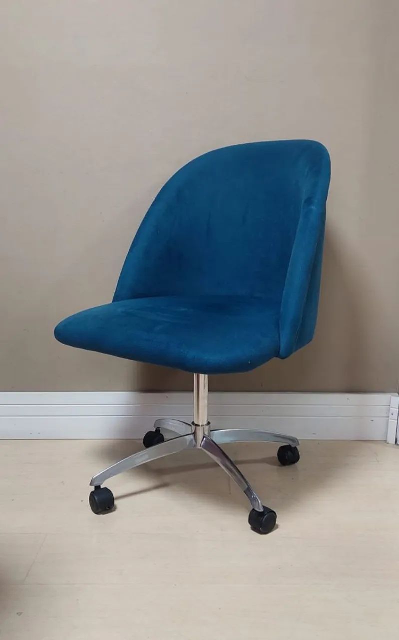 Cadeira poltrona com rodinhas estilo moderno