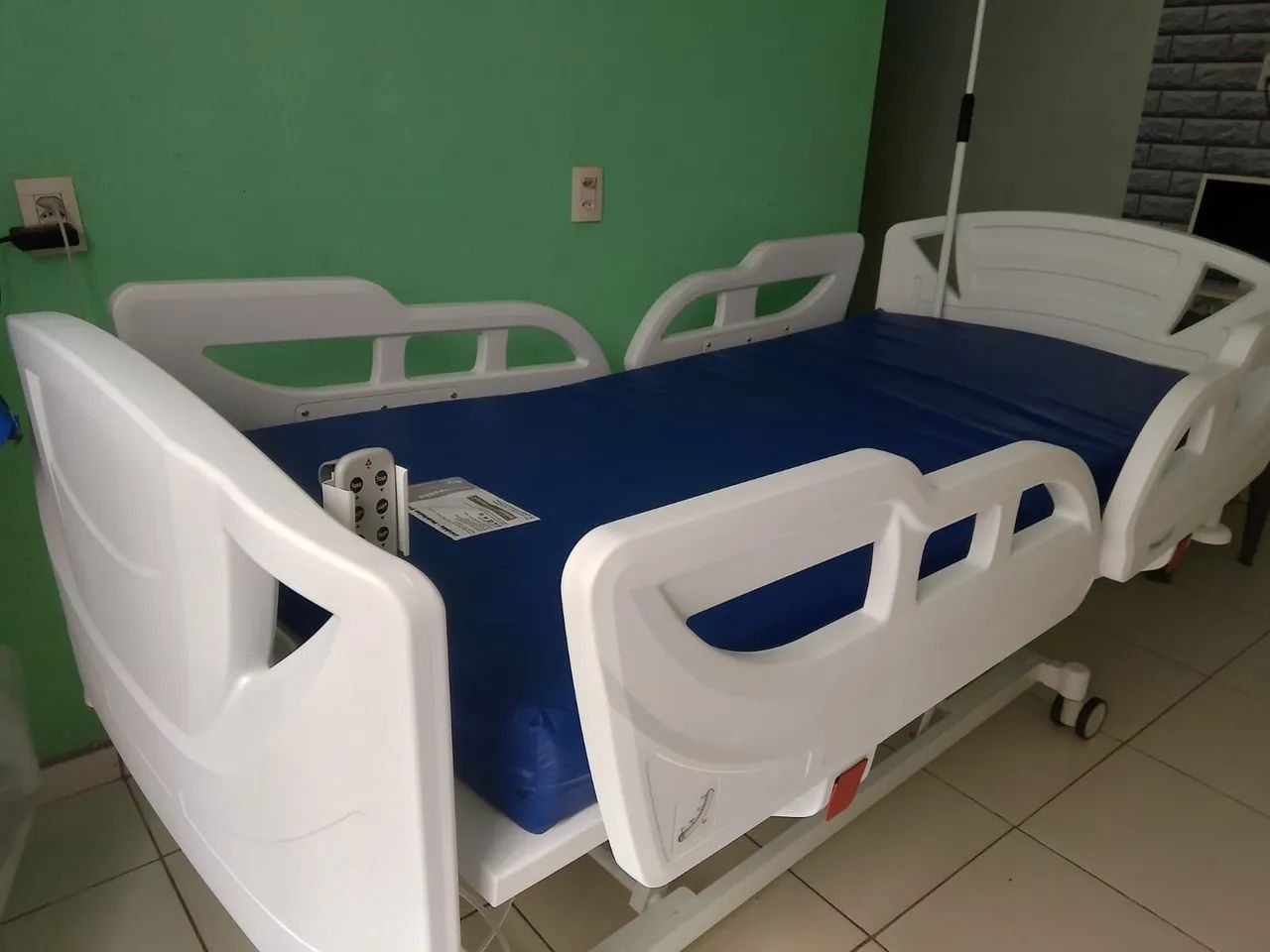 Cama hospitalar motorizada e colchão semi nova - Foto 2