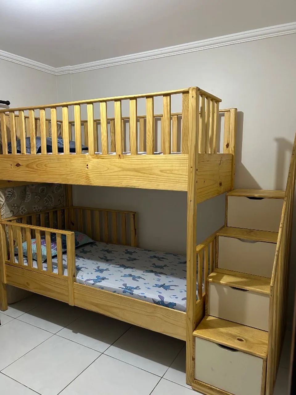 Cama beliche com gavetões em madeira pinos