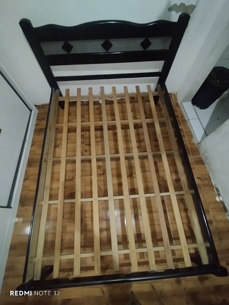 VENDO CAMA DE MADEIRA CASAL  - Foto 2