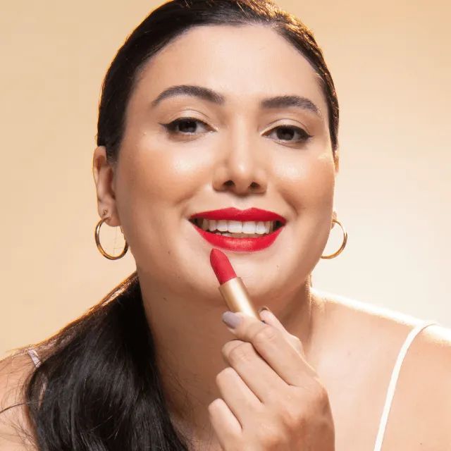 Batom vermelho macio na boca