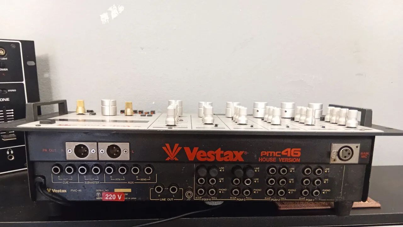 DJ機材 Vestax PMC 46 ( House Version ) Mixer Vestax PMC-46 House Version ? Raro , muito bem conservado