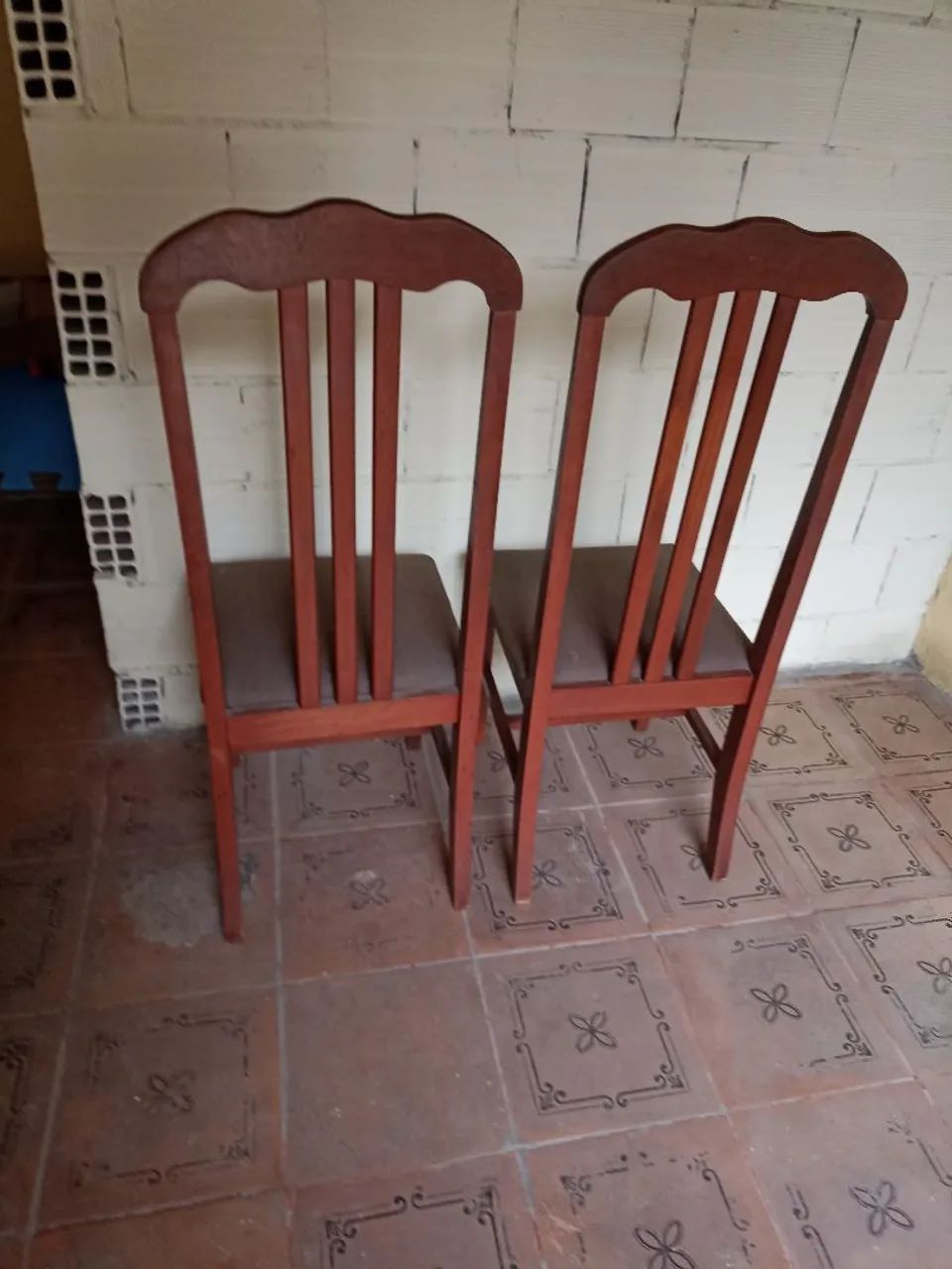 2     cadeiras  em  madeira - Foto 4