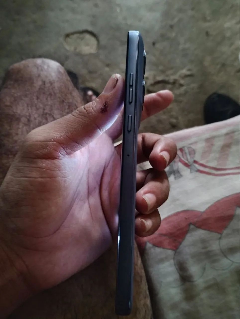 Moto Edge 60 neo com a tela trincada, empenada na parte inferior  - Foto 5