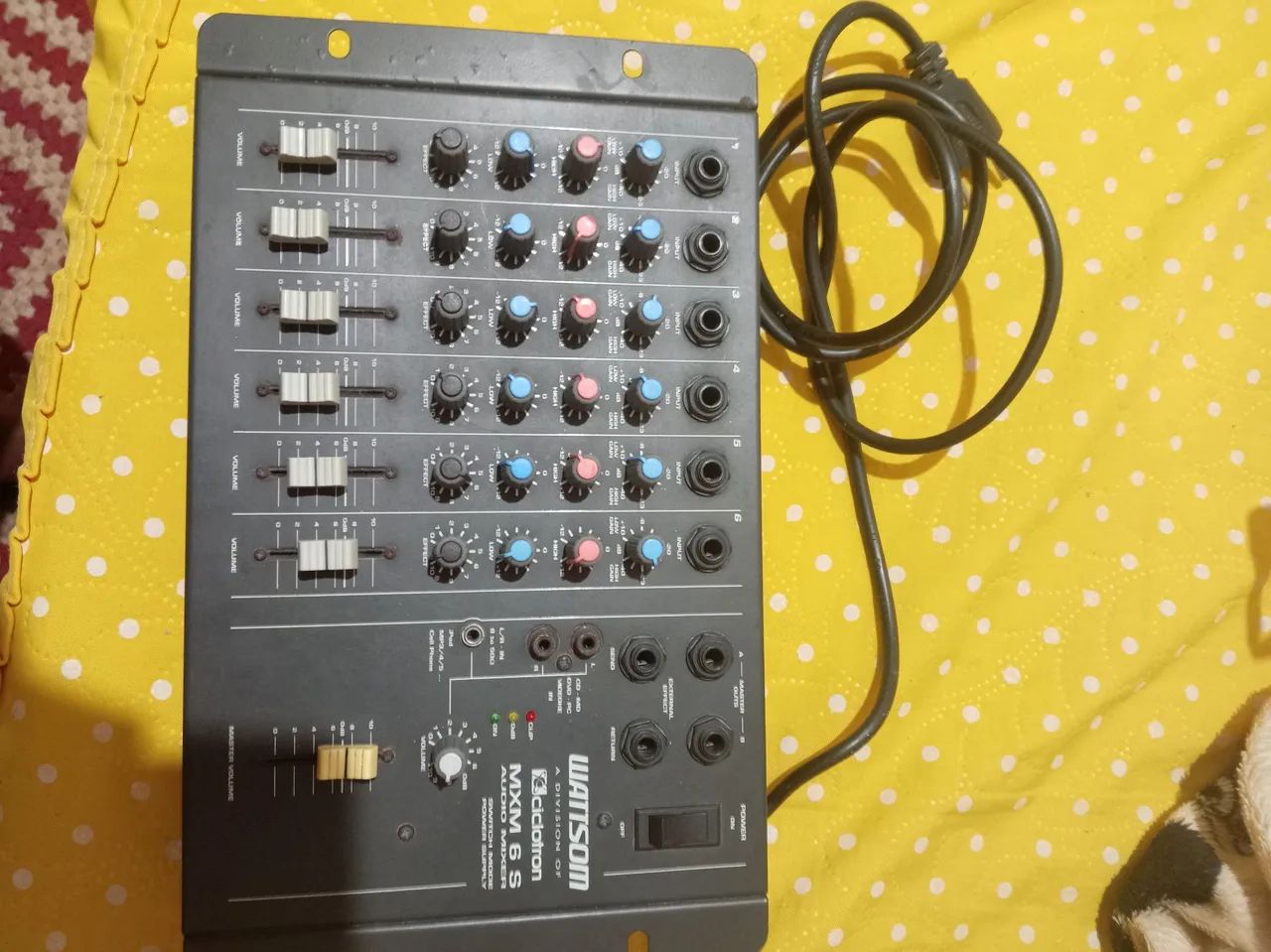 Mesa de áudio de 6 canais