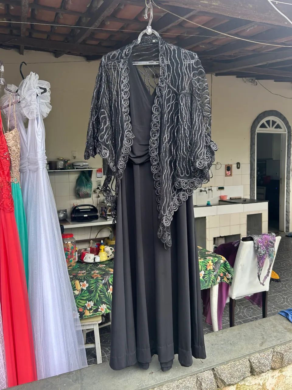 Vestido Longo Cinza-Chumbo com Xale de Renda - Foto 3