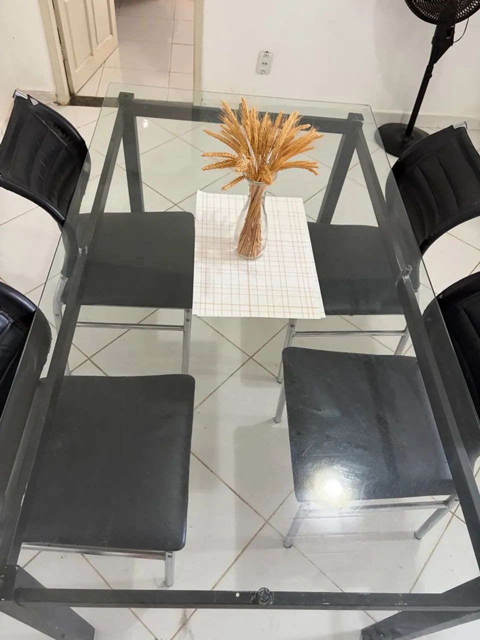 VENDE-SE MESA COM CADEIRAS - Foto 2