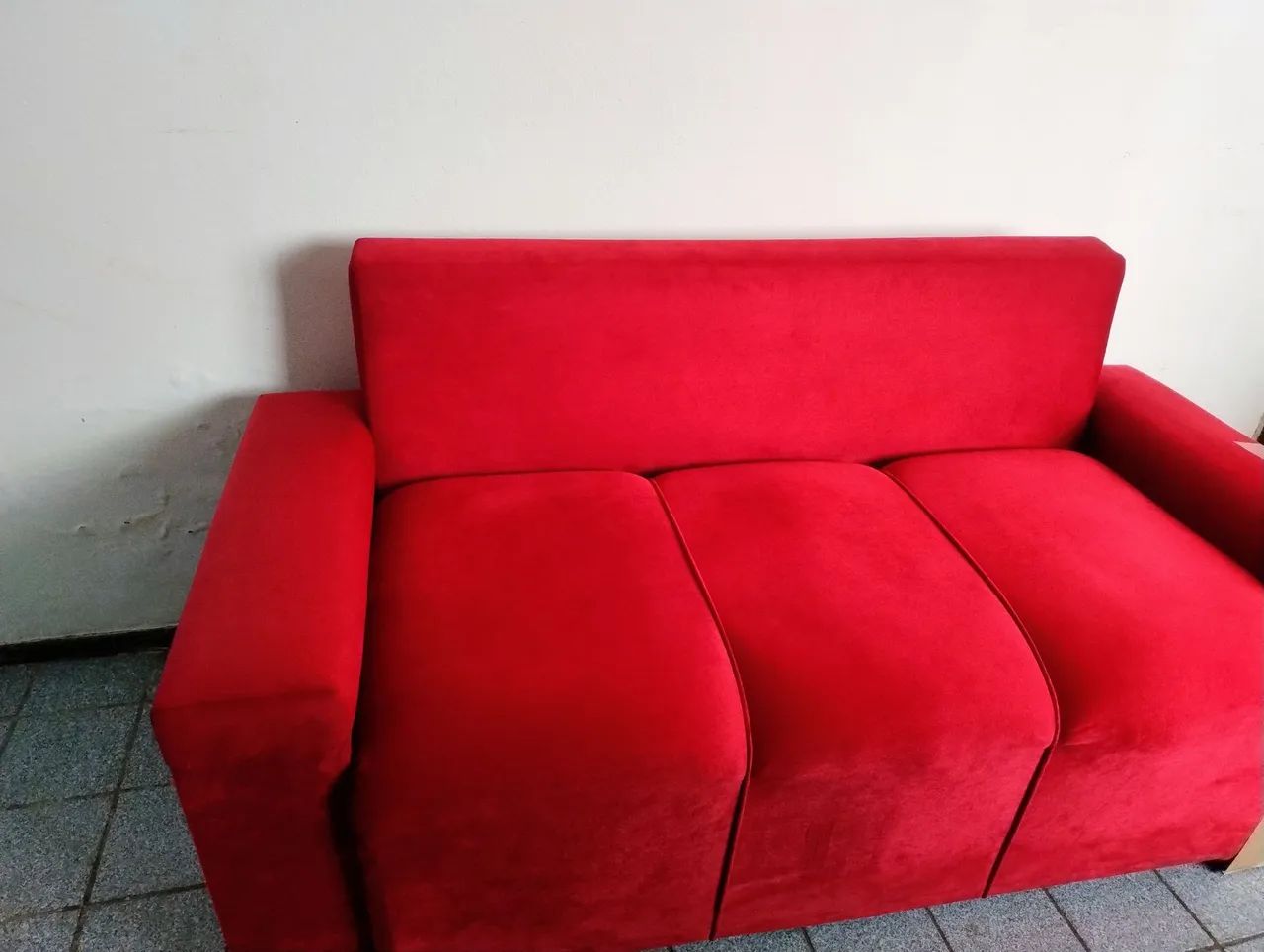 Sofá vermelho com almofadas - Foto 3