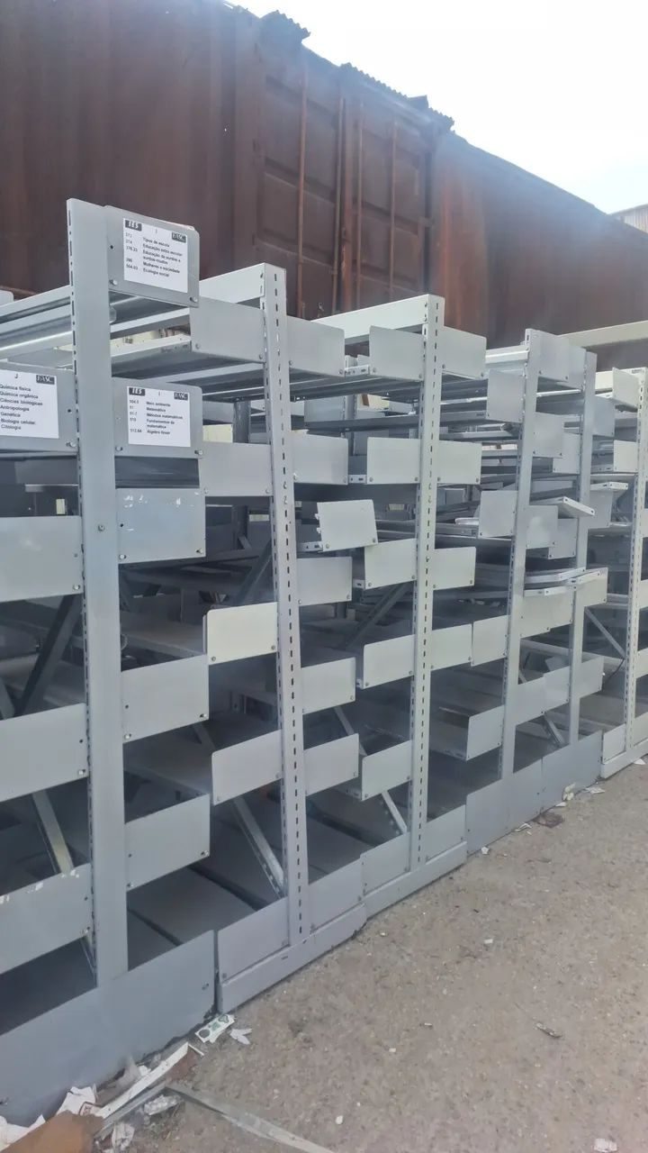 Estantes de aço biblioteca 
