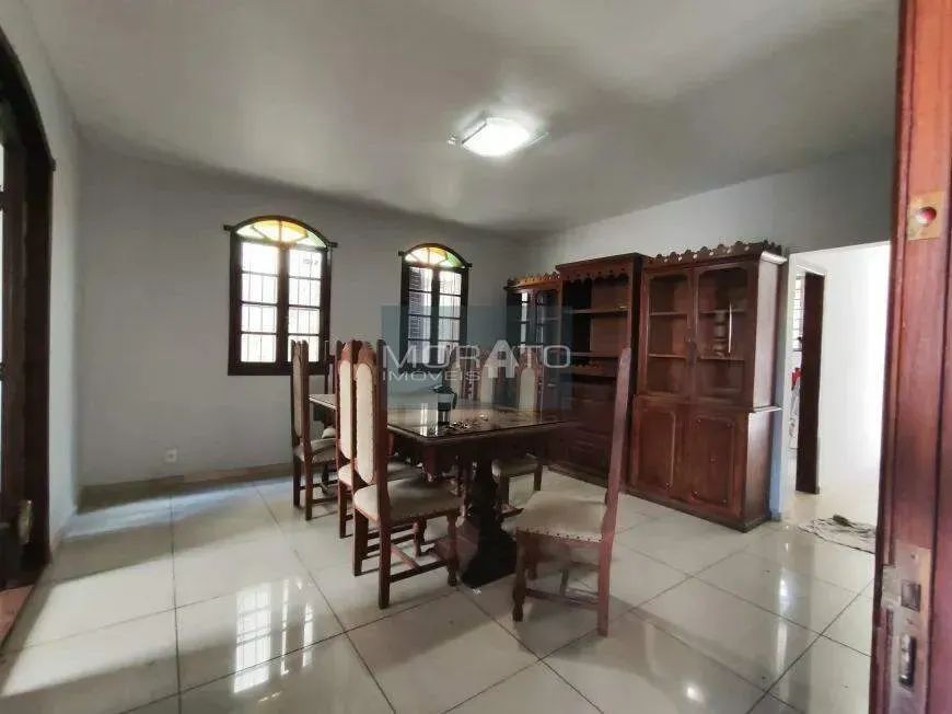 Casa com 5 quartos 2 suítes e 5 vagas de garagem no bairro Palmares.