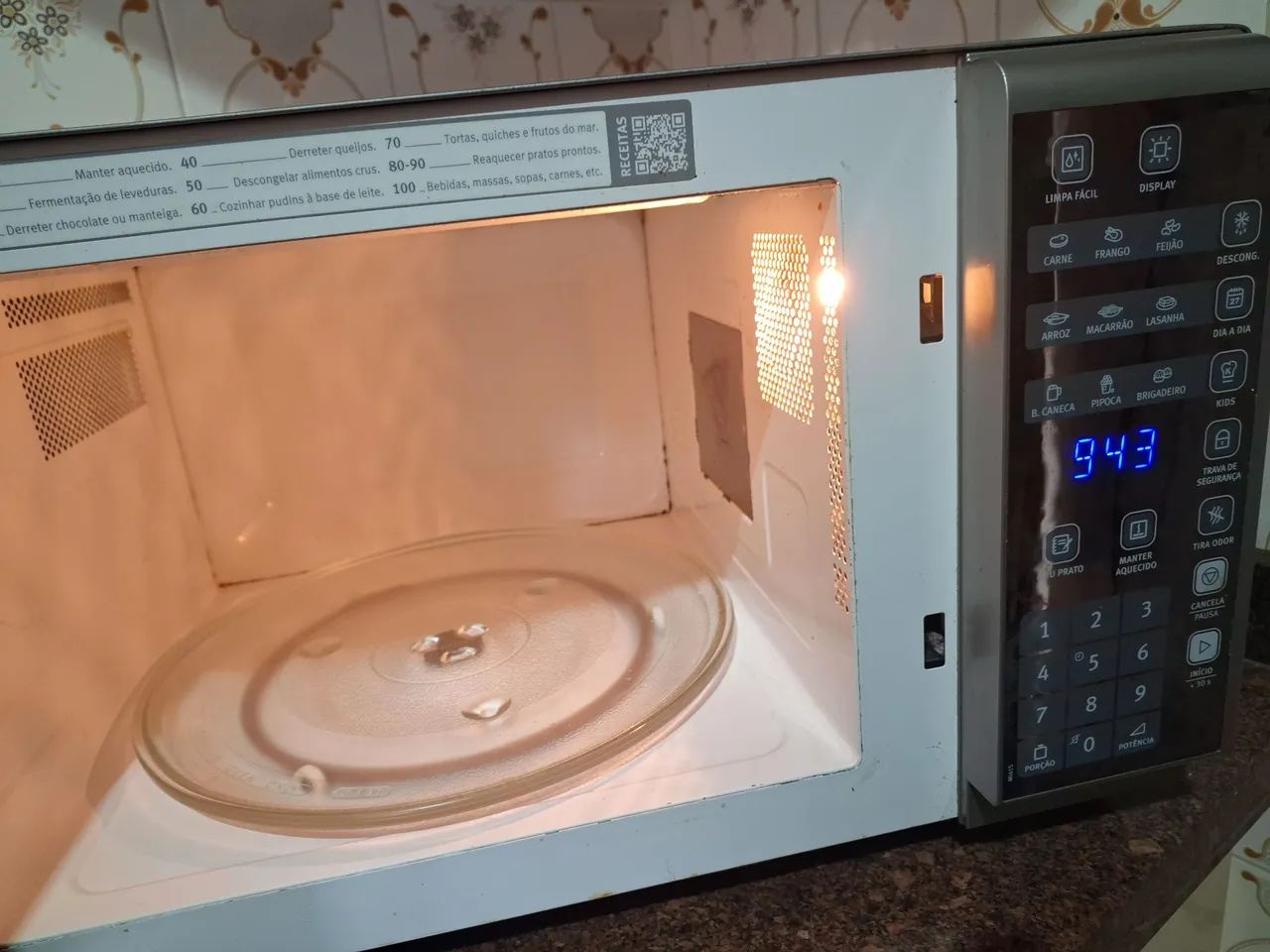 Vendo microondas funcionando normalmente marca Electrolux só está um pouco descascado  - Foto 2