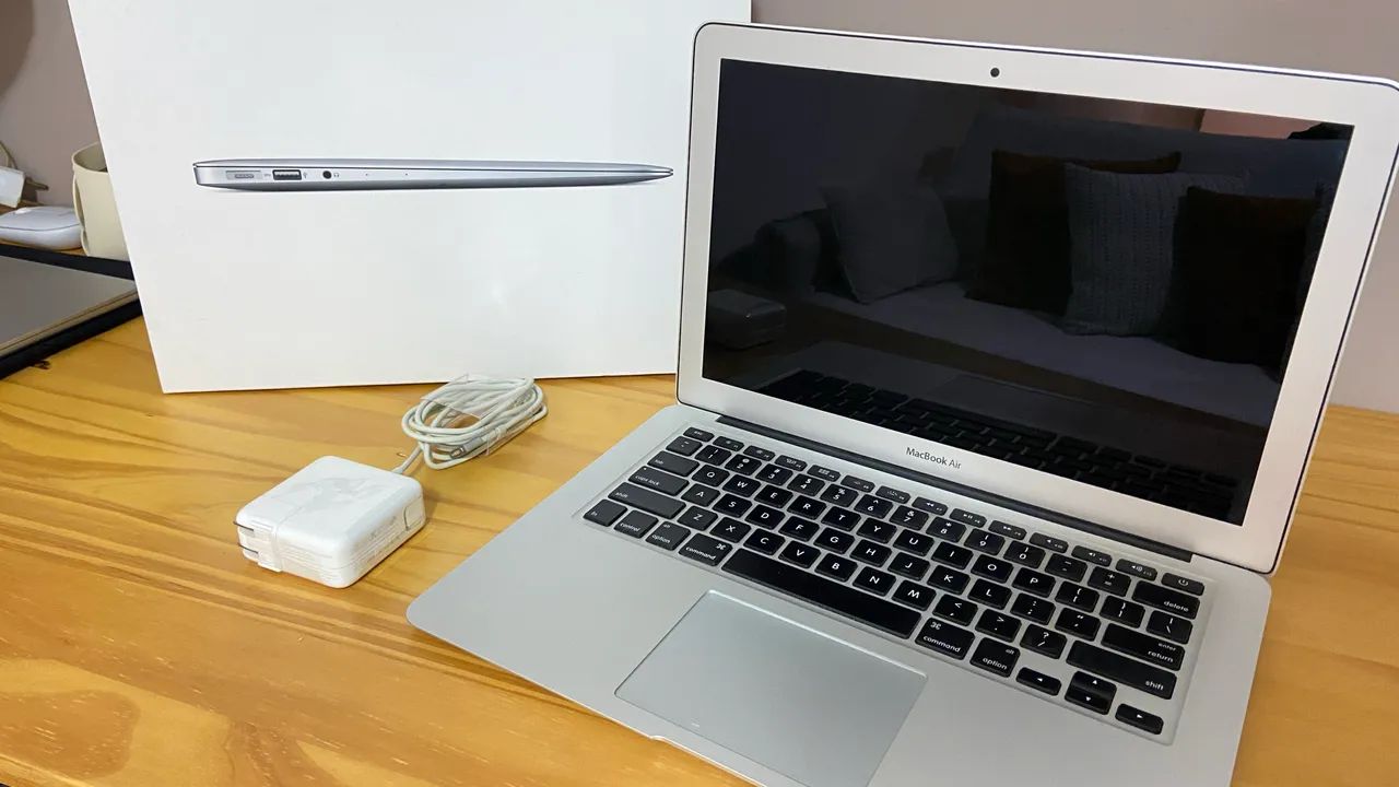 MacBook Air 13 polegadas 2015 - i5 8GB RAM - Bateria 100% - Completo na Caixa