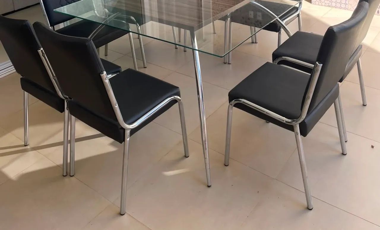 Mesa com 8 cadeiras 