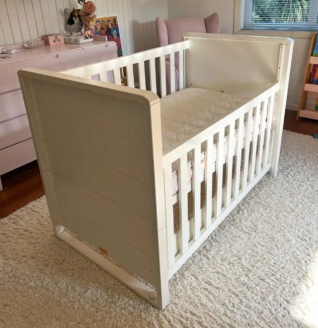 Berço infantil branco de madeira com grade móvel + colchão | INMETRO  - Foto 4