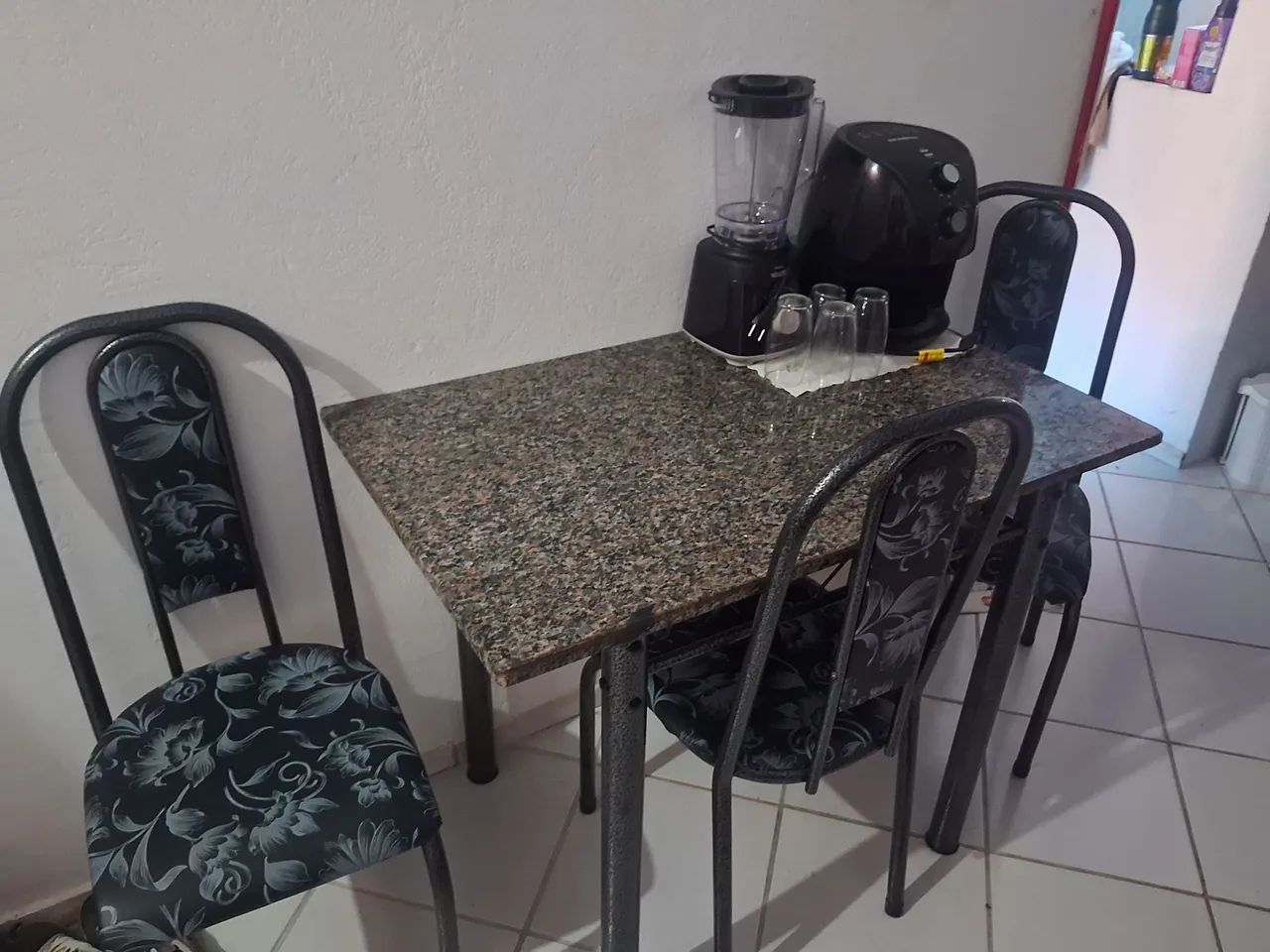Conjunto de mesa granito com 4 cadeira 