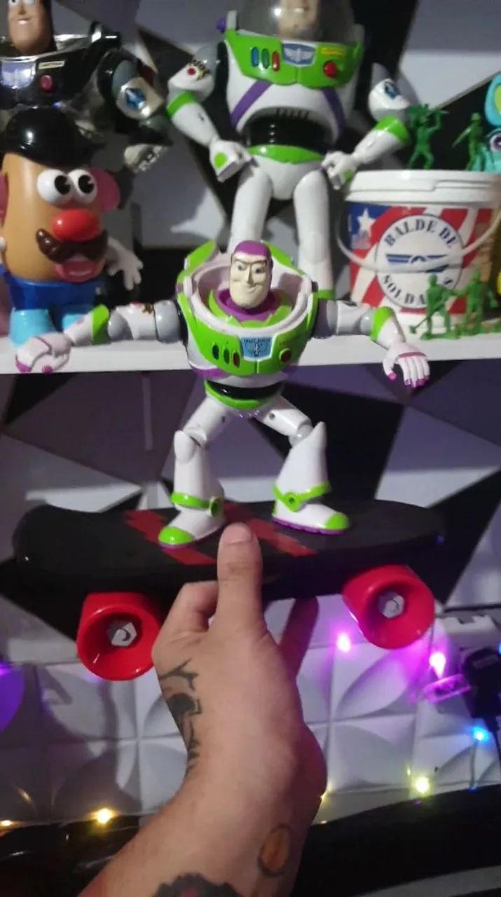 Boneco buzz toy story no skate