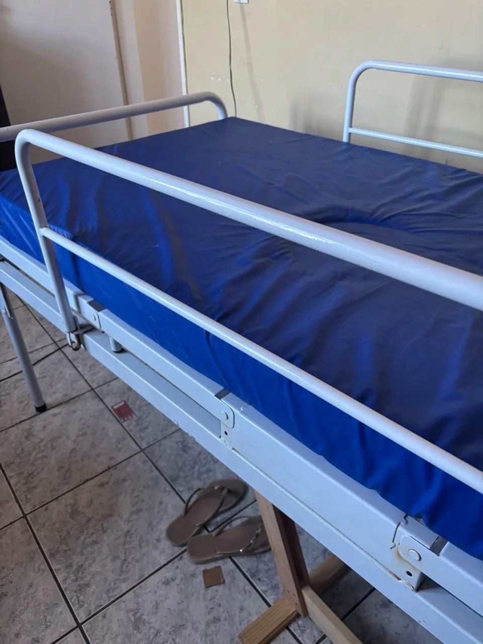 Vendo cama hospitalar semi nova. Valor 1.750 - Foto 2