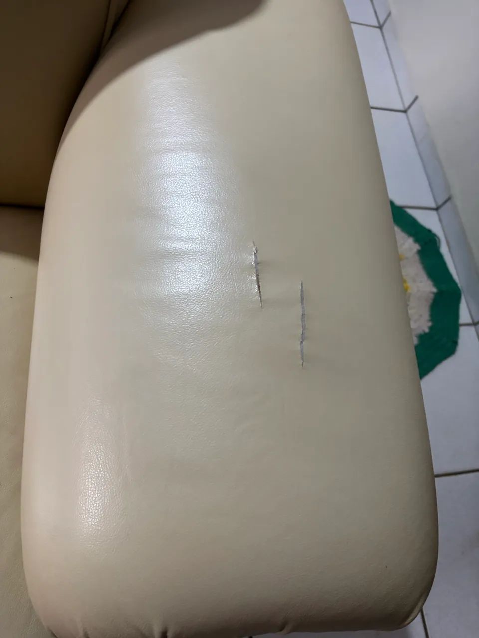 Sofá três lugares bege  - Foto 5