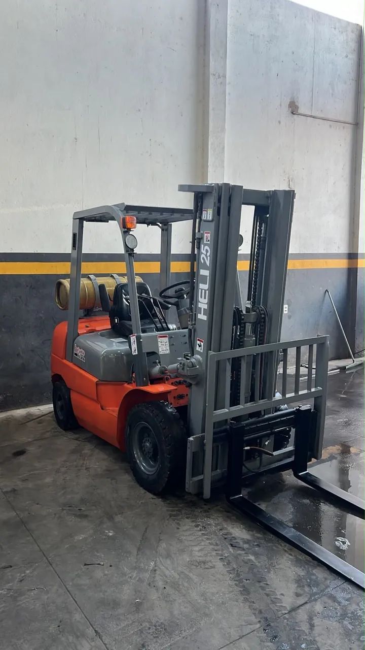 Empilhadeira Heli 2,5 Ton Triplex 4,2 metros único dono  - Foto 3