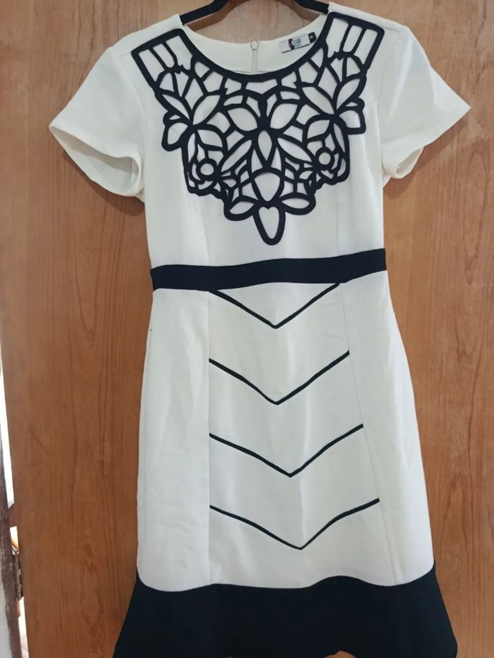 Vestido Elegante Branco e Preto tamanho M detalhe rendado e sofisticado 