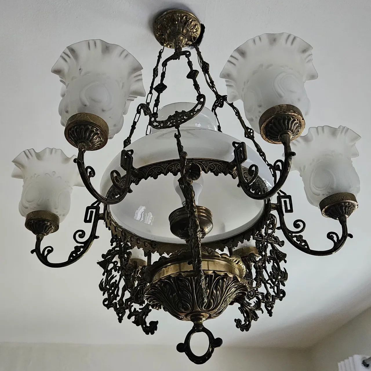 Lustre Clássico em Bronze com 6 Tulipas e Cúpula Central de Vidro