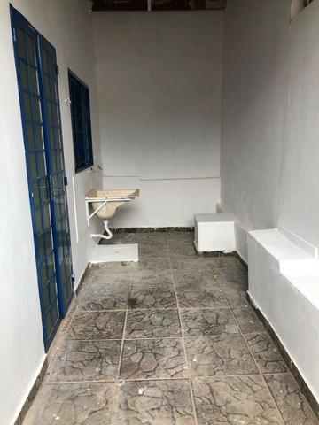Alugo casa com ótima localização - Foto 5