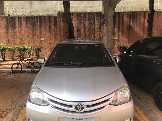 VENDO CARRO TOYOTA /ETIOS/HB X/5P/ ANO 16/16