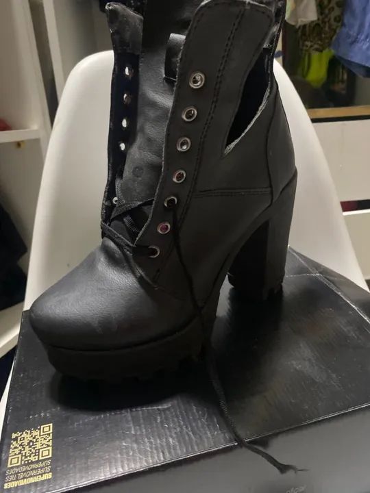 Bota Feminina Preta de Salto Grosso