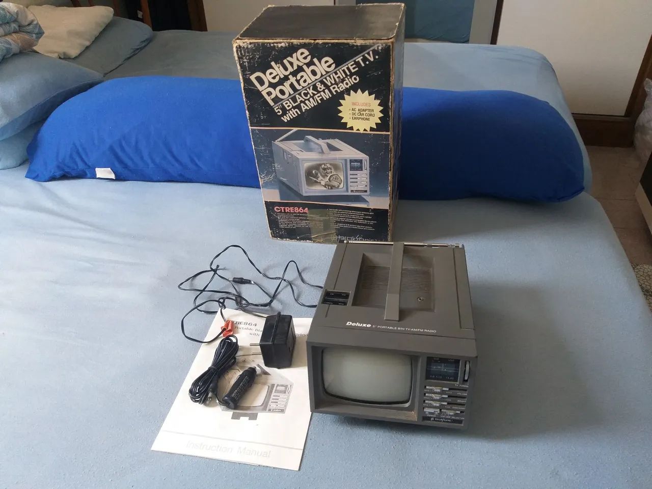 Televisão Portátil Deluxe 5 polegadas Preto e Branco com Rádio AM/FM - Foto 2