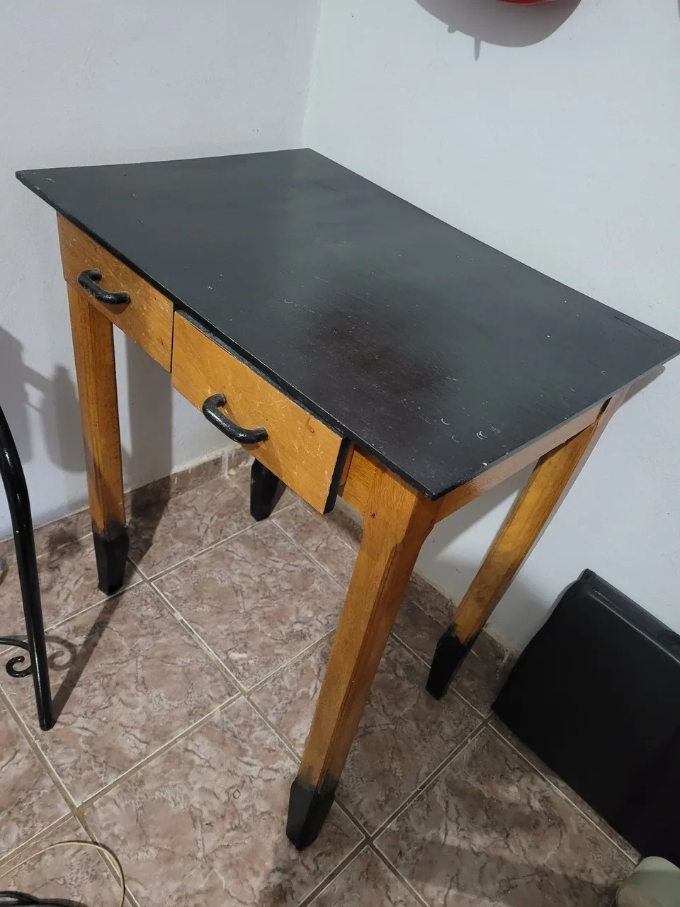 Mesinha de madeira reformada - com gavetas