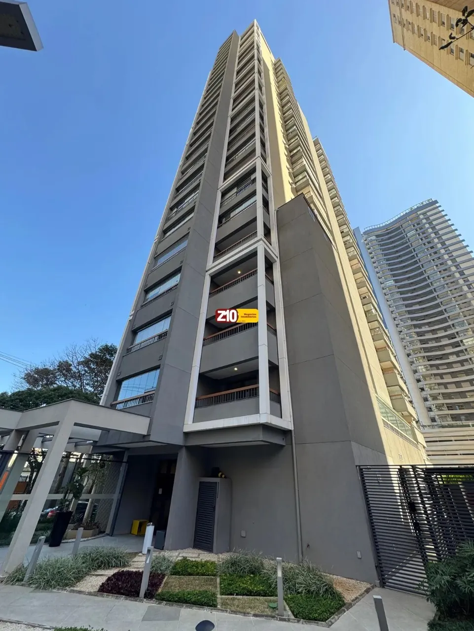 EXCELENTE STUDIO MOBILIADO E DECORADO NO BROOKLIN PAULISTA EM SÃO PAULO/SP.