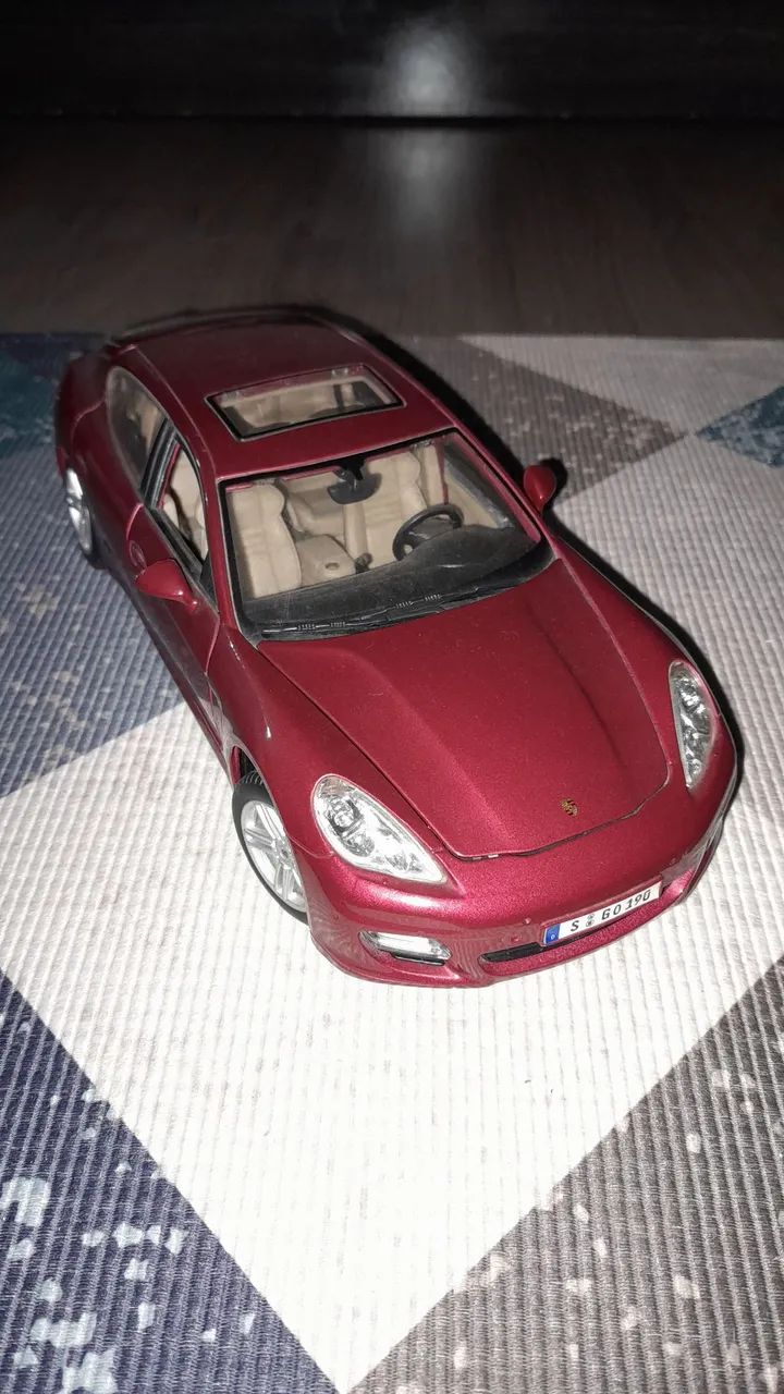 Miniaturas 1/18 Maisto - Modelo de Carro em Escala