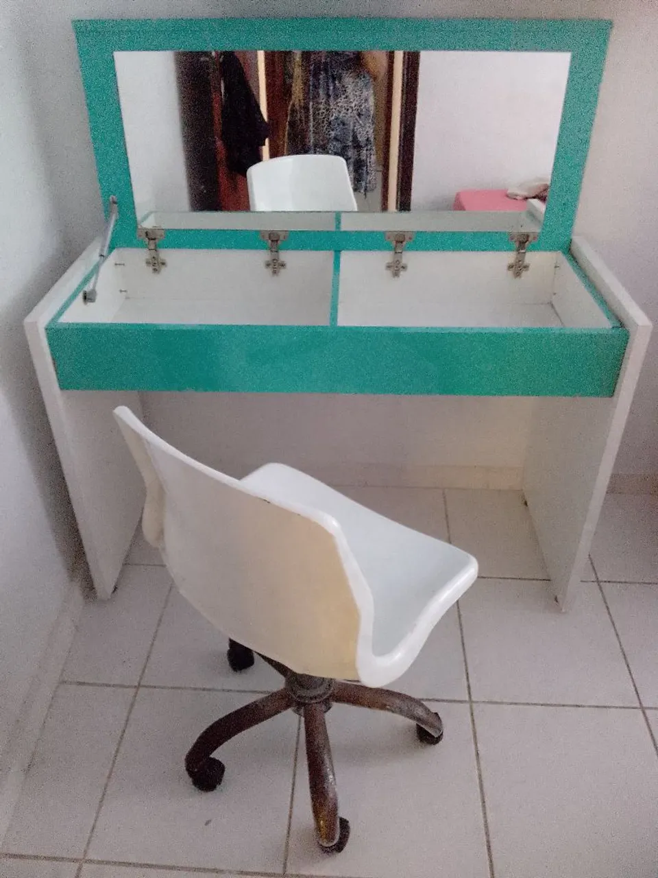 Penteadeira com Espelho e cadeira