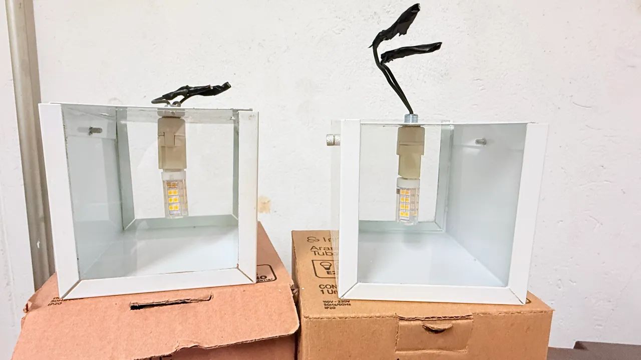 Par de Arandelas Brancas com Lâmpadas - 13x13cm  - Foto 3