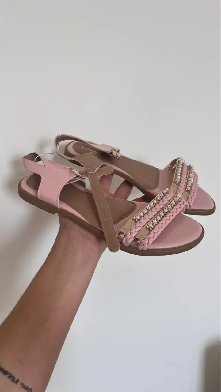 Sandália Infantil Rosa com Detalhes Elegantes