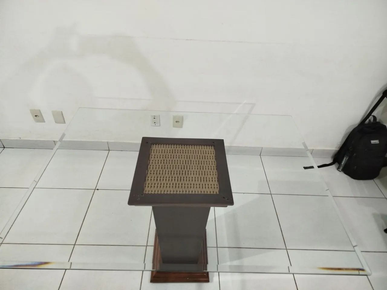 Mesa de vidro (Tam. 1.20 X 0.90) com base em madeira - Foto 3