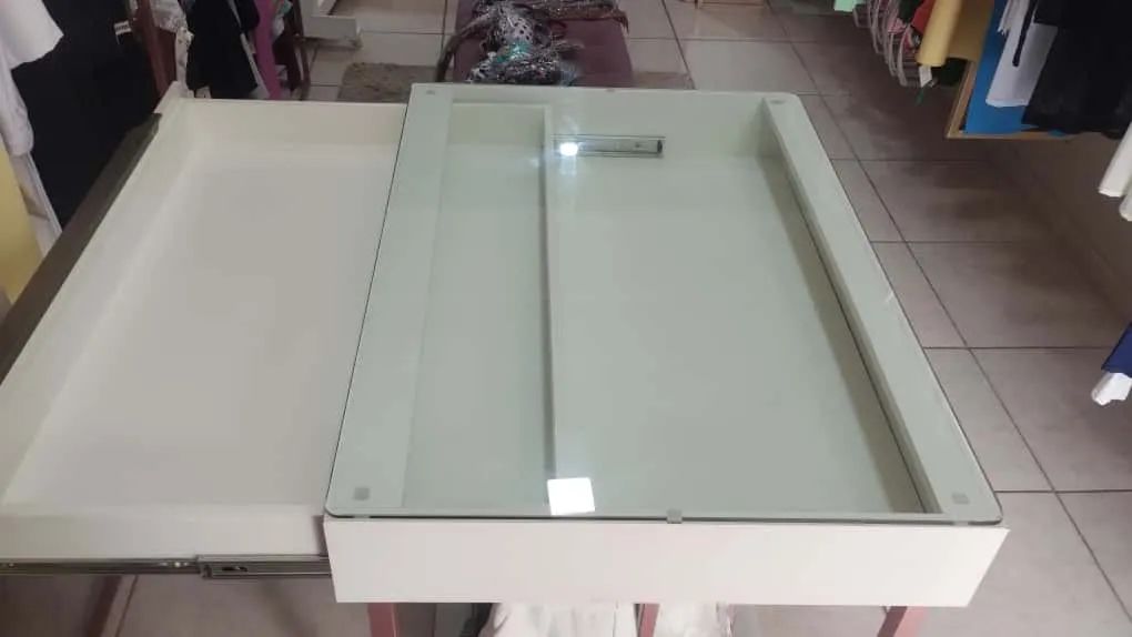 Mesa e espelho 64385927838465121