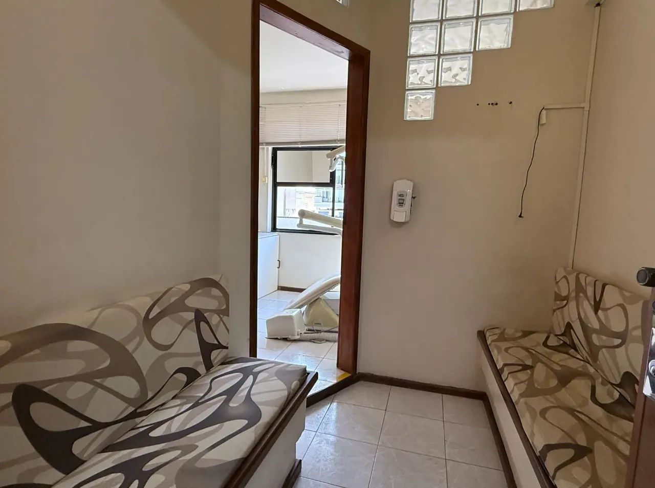 Sala comercial/consultório com 1 banheiro para locação no Centro de Nova Friburgo - RJ - Foto 3