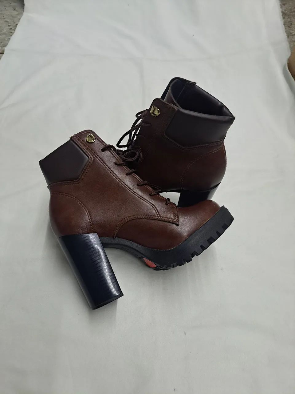 Botas Femininas de Couro Marrom - Conforto e Estilo - Foto 4