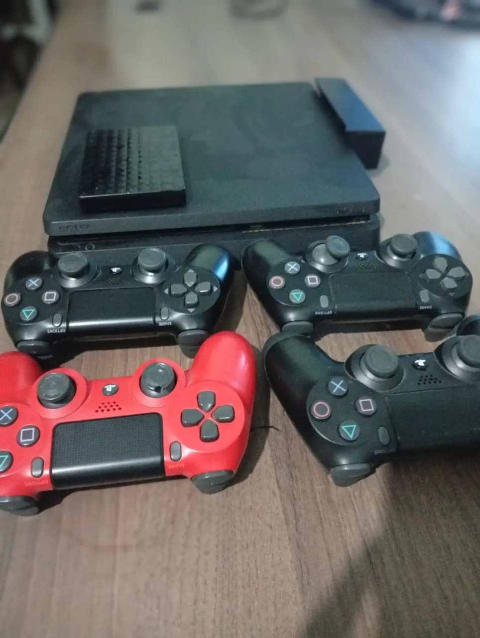 PlayStation 4 slim com 4 Controles