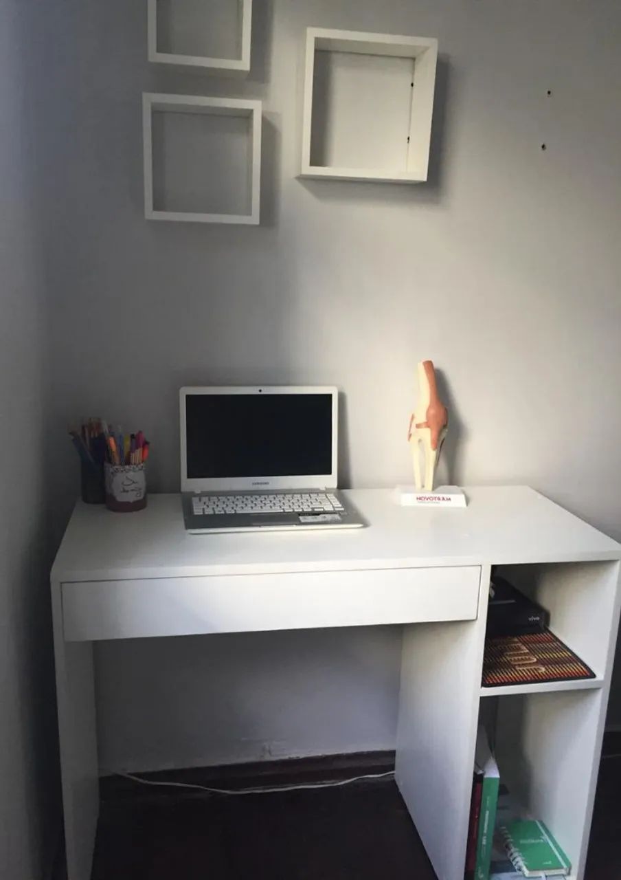 Escrivaninha branca moderna com prateleiras