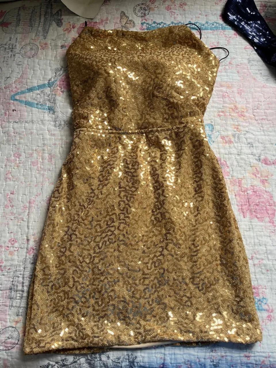 Vestido Dourado com Paetês - Brilhe em qualquer ocasião!