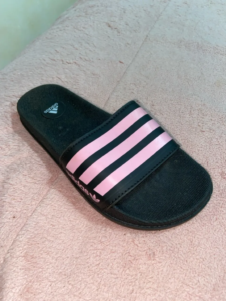 Chinelo Adidas Slide Preto com Listras Rosa