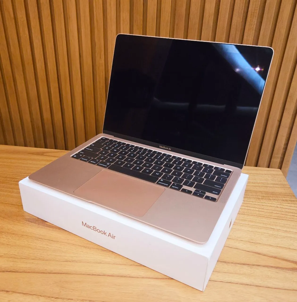 macbook dourado