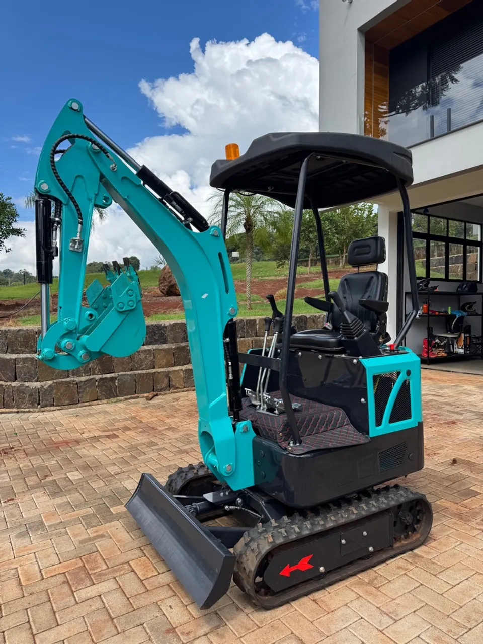 Mini Escavadeira Hidráulica Compacta - Ideal para Obras!