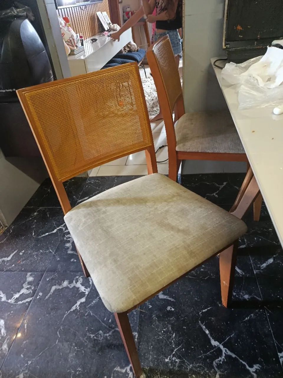 Mesh-back chair, solid wood frame, supports up to 150 kg