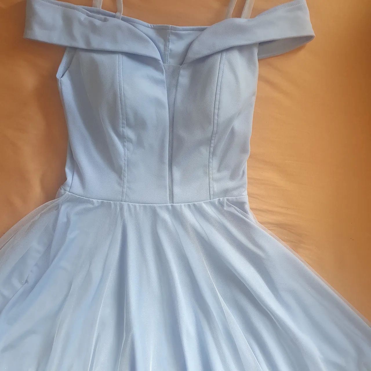Vestido azul off-shoulder com saia rodada