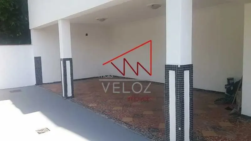 Excelente casa em amplo terreno na Glória!