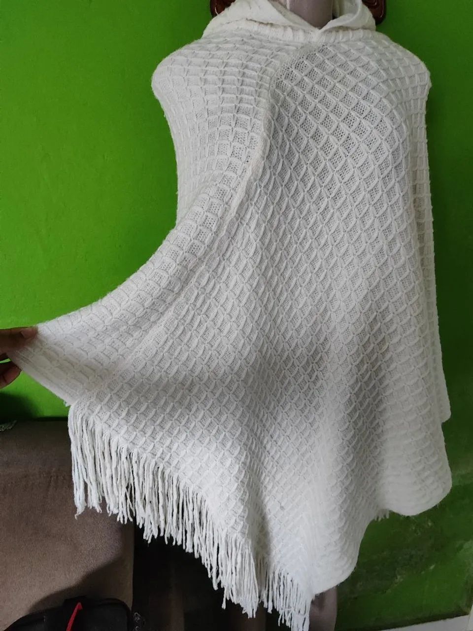 Poncho de Tricô Branco com Capuz - Foto 2